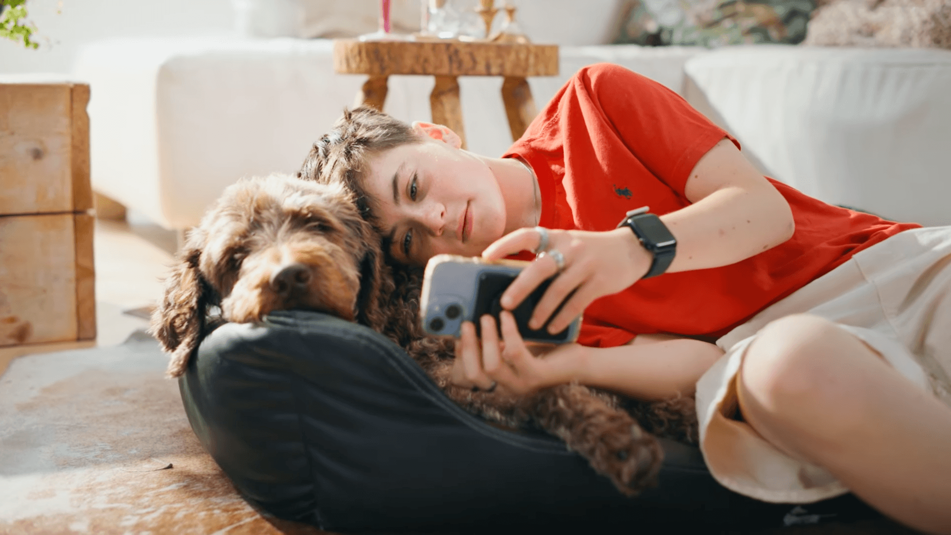 Ongezonde Boodschappen kind kijkt op telefoon